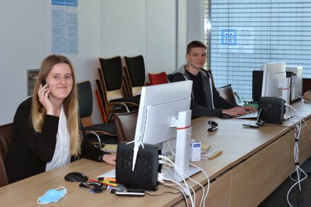 zu sehen sind die beiden Auszubildenden während der Arbeit im eigens eingerichetet Büro